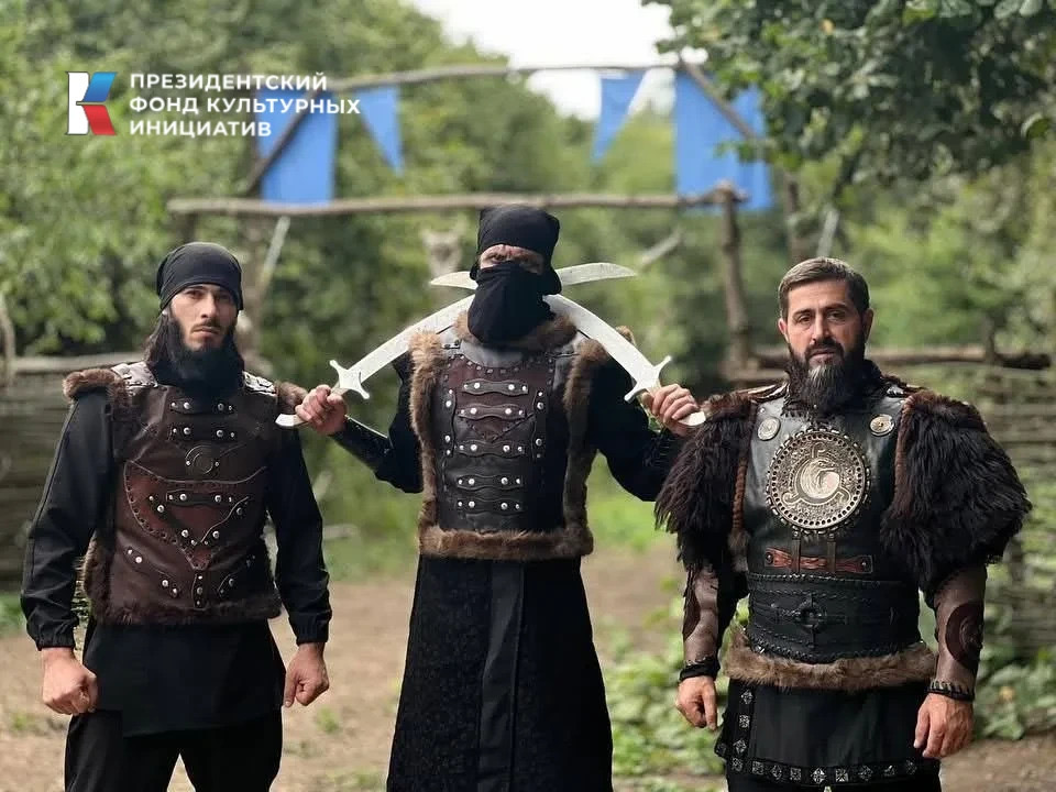 Подробнее о статье Режиссер фильма лично руководит постановкой боевых сцен в картине «Легенды гор: Дзурдзуки – воины чести»